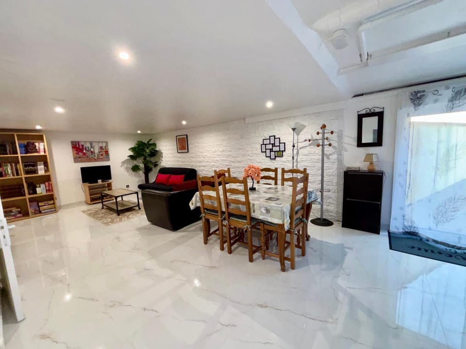 80m2 confortable et spacieux Apartment in Bailly-Romainvilliers