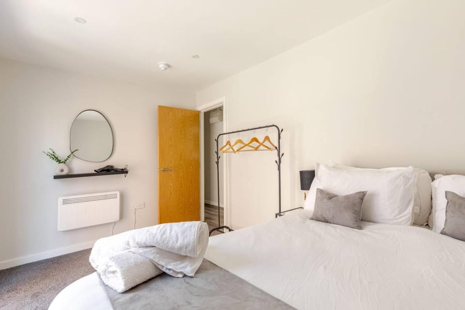 Bed, Decorative detail, Bedroom, heating, towels