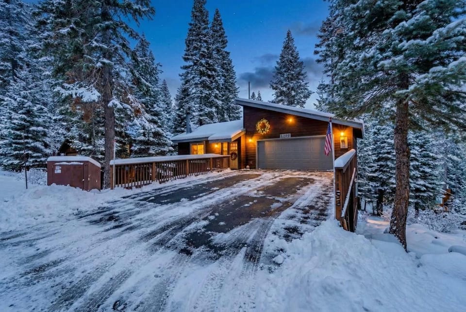 Tahoe Retreat with Scenic Views and Spacious Deck House in Kingswood Estates