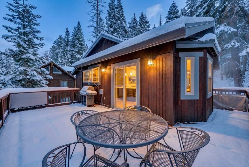 Tahoe Retreat with Scenic Views and Spacious Deck House in Kingswood Estates