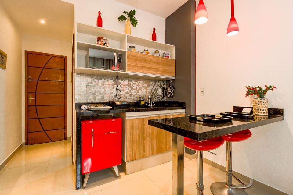 Kitchen or kitchenette, minibar