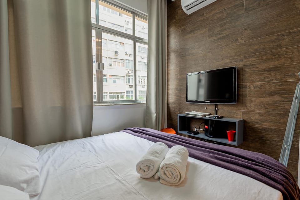 Bed, TV and multimedia, air conditioner