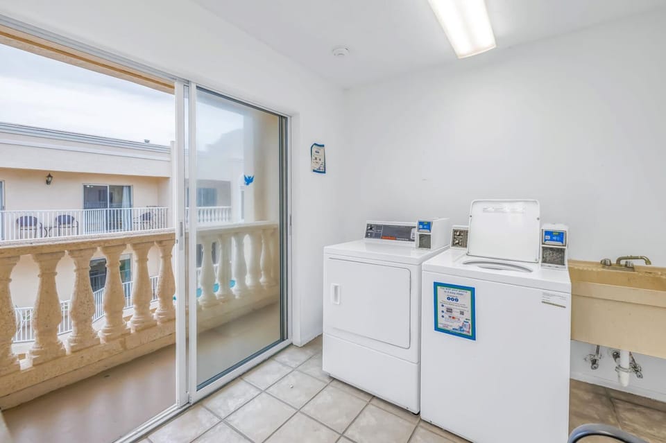 New Listing! Bayside Unit, Balcony, Private Beach! Apartment in Siesta Beach