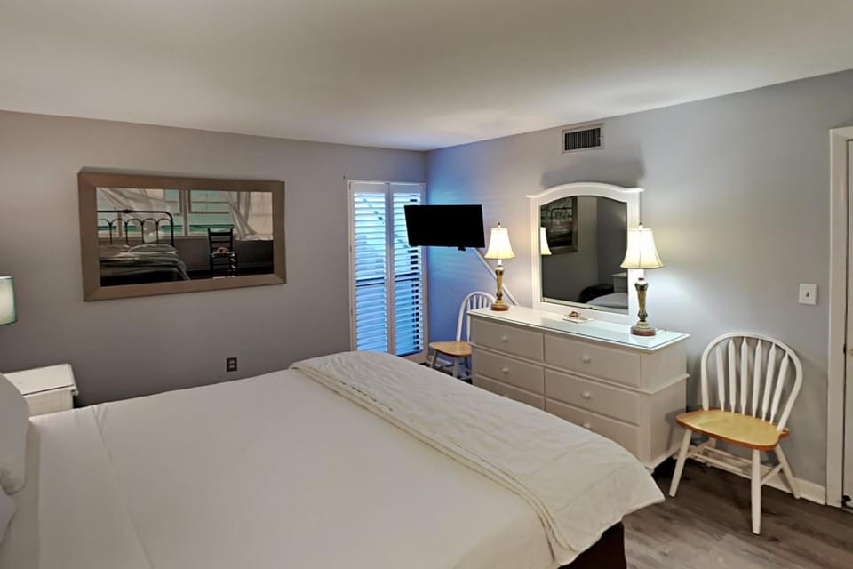 Bed, TV and multimedia, Bedroom, furniture, air conditioner