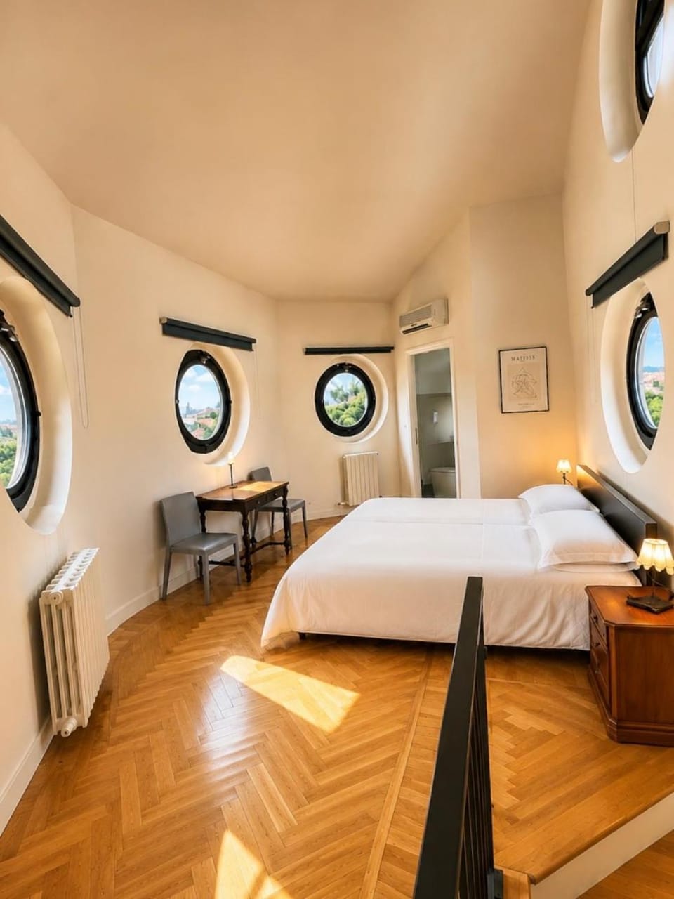 Photo of the whole room, Bedroom