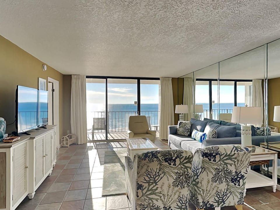TV and multimedia, Balcony/Terrace, Living room, Seating area, Sea view, furniture