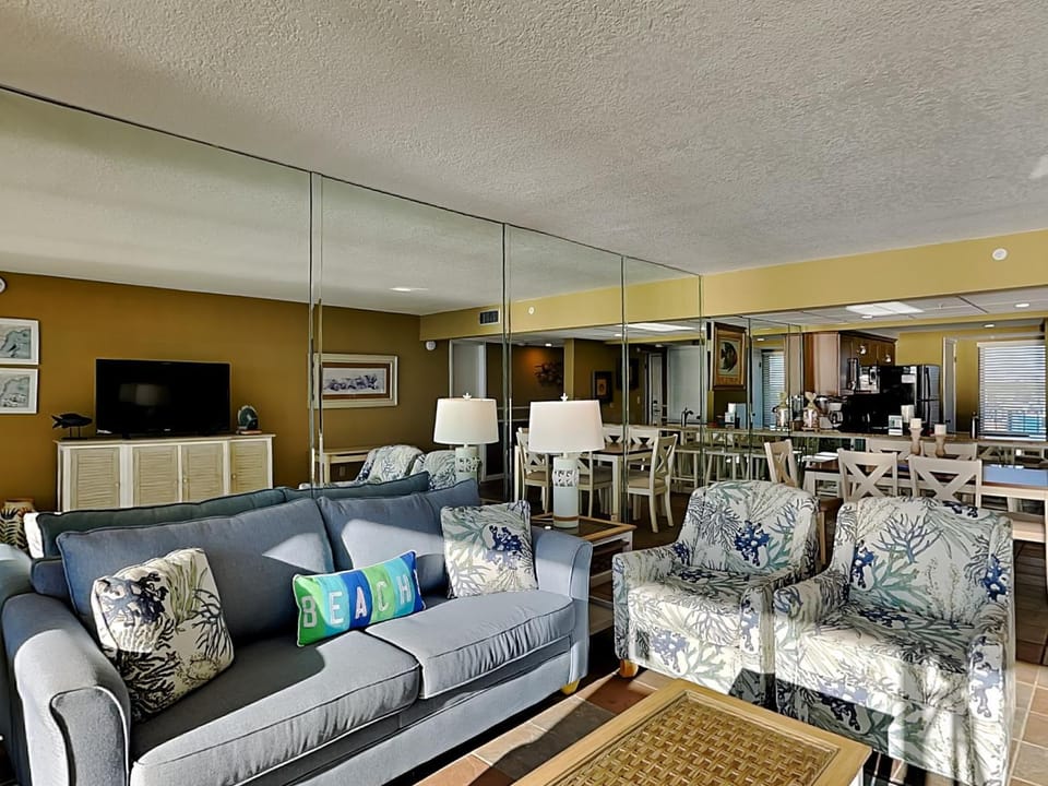 TV and multimedia, Kitchen or kitchenette, Living room, Seating area, Dining area, furniture