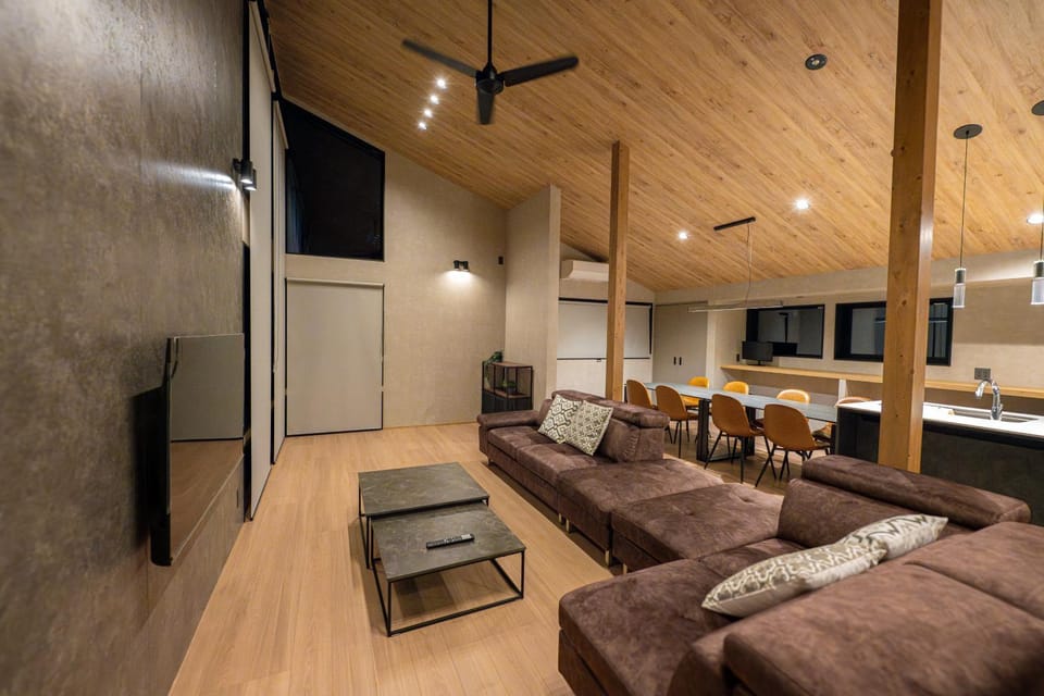 Communal lounge/ TV room, TV and multimedia, Kitchen or kitchenette, Living room, Seating area, Dining area, Evening entertainment