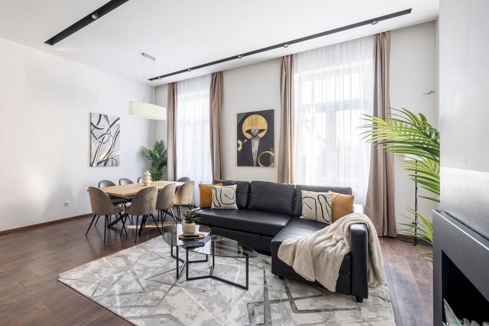 TV and multimedia, Living room, Seating area, Dining area