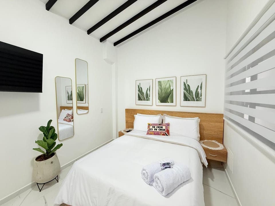 Bed, TV and multimedia, Photo of the whole room, Bedroom, towels, air conditioner