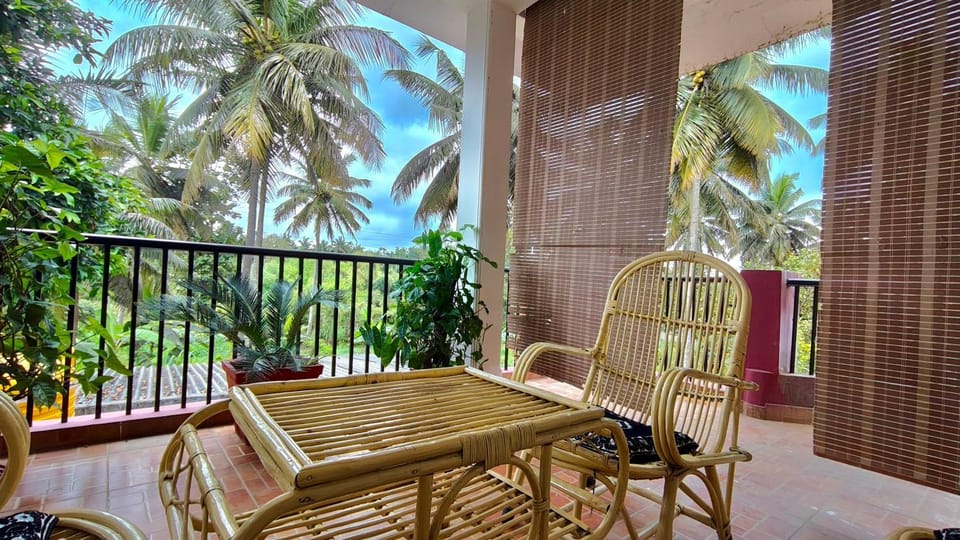 View (from property/room), Balcony/Terrace, Dining area