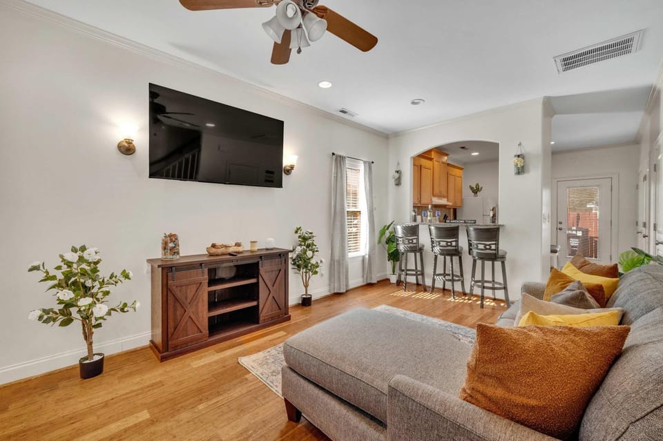 Cozy 2B Townhouse - King Bed House in Kannapolis