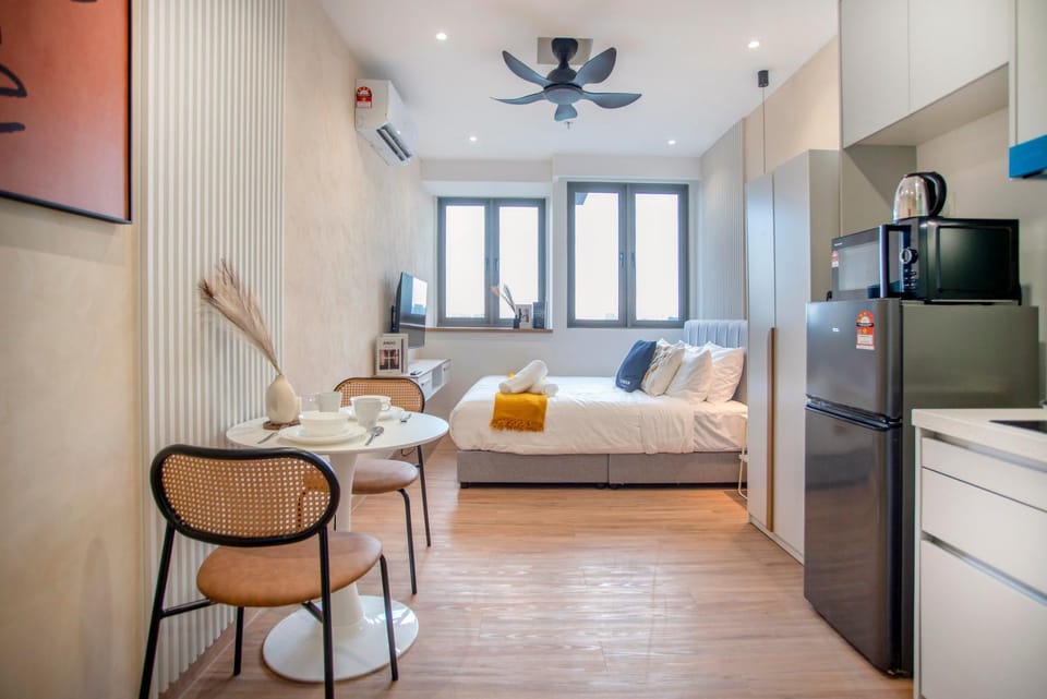Bed, Dining area, Bedroom