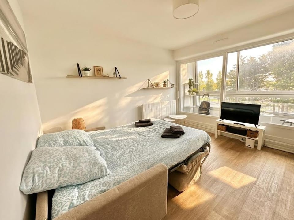 Bed, Seating area, Bedroom