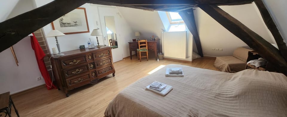 Bed, Bedroom, towels