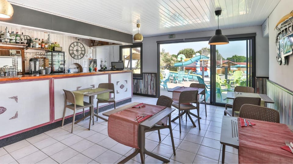 Restaurant/places to eat, Communal lounge/ TV room, Balcony/Terrace, Living room, Lounge or bar, Food and drinks, Pool view, Drinks