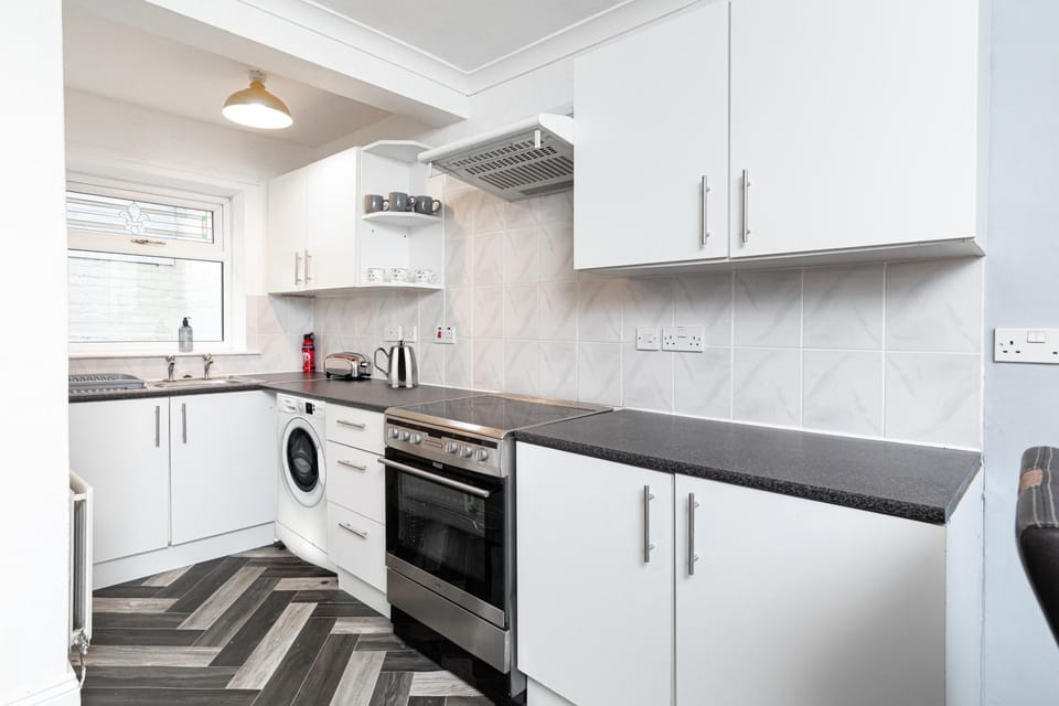 Kitchen or kitchenette, oven, stove, toaster, washing machine