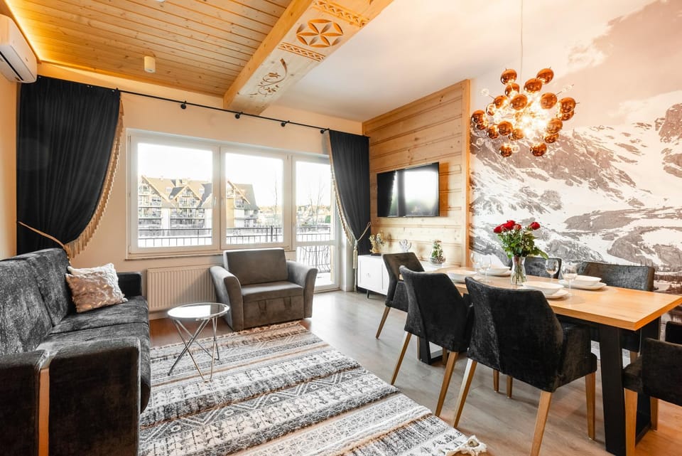 TV and multimedia, Living room, Seating area, Dining area
