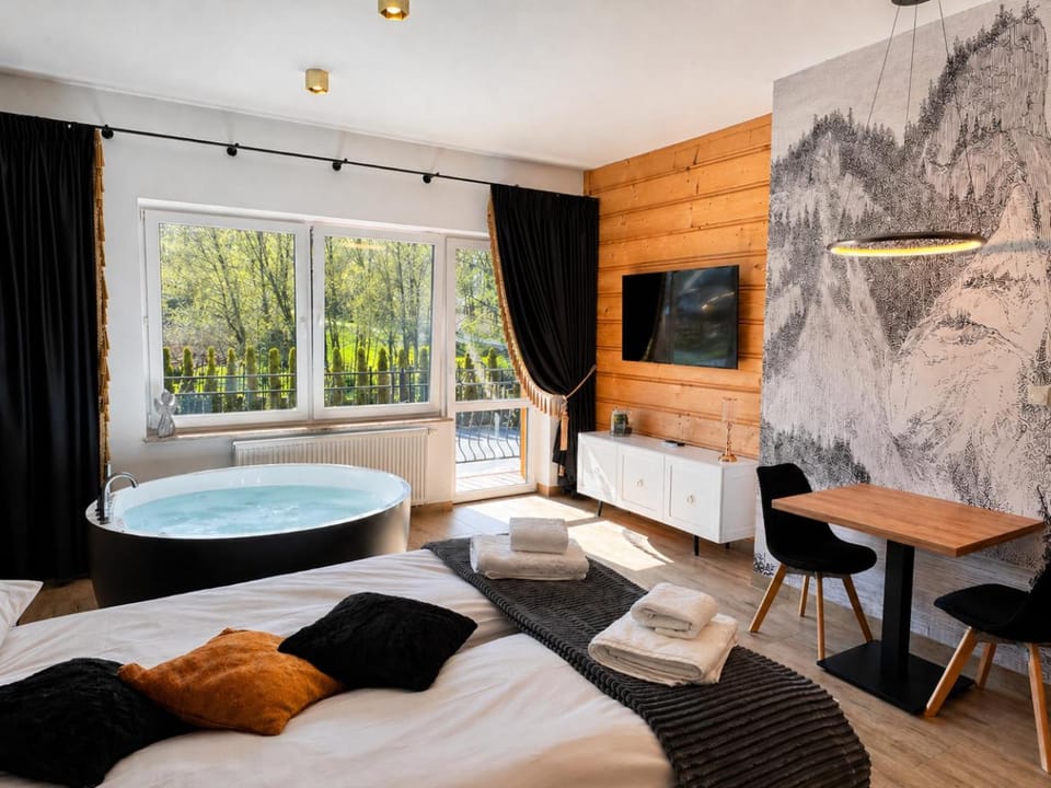 Bed, Hot Tub, Photo of the whole room, Bedroom