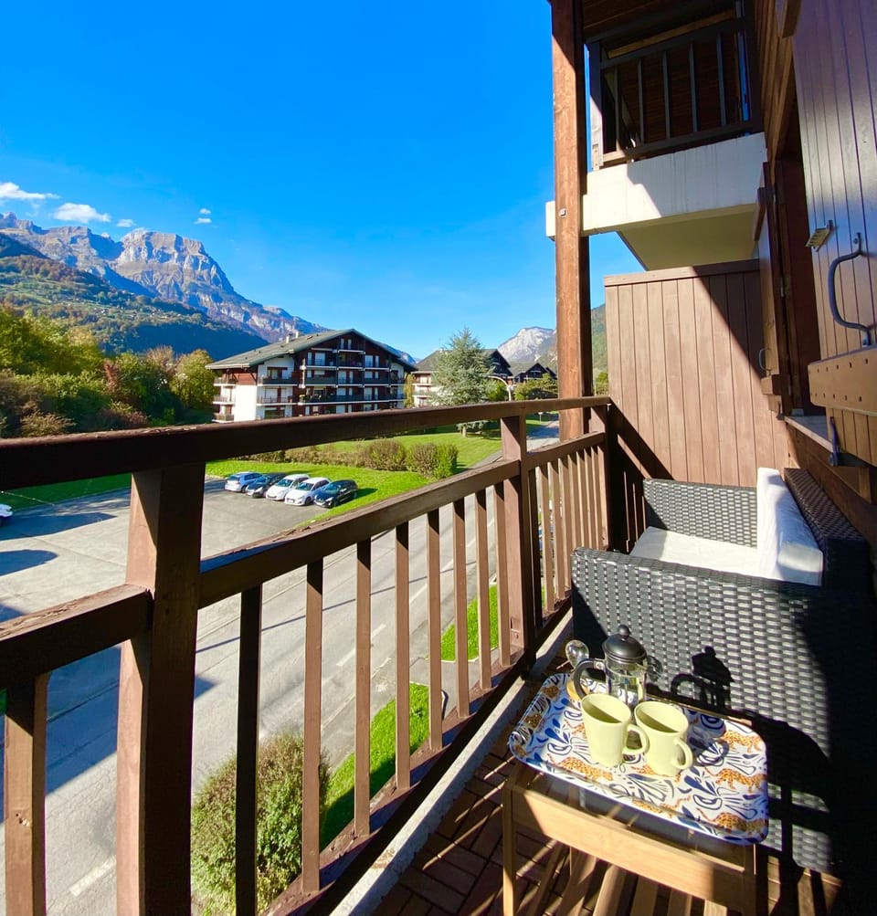 Le coin cosy des 4 têtes - balcon - vue montagnes - proche centre & gare Apartment in Haute-Savoie