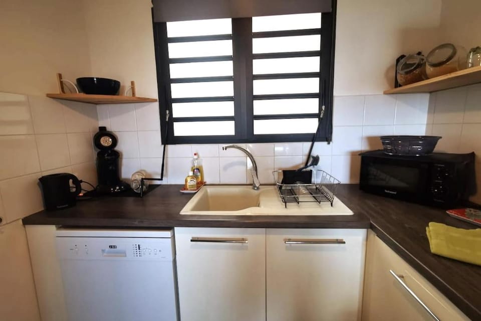 Coffee/tea facilities, Kitchen or kitchenette, dishwasher, oven, stove, toaster