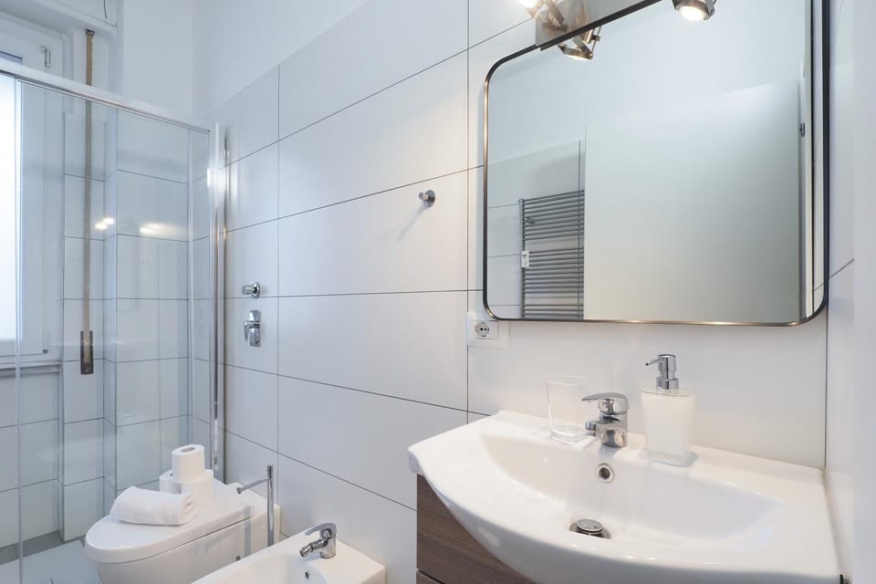 Shower, Toilet, Bathroom, towels