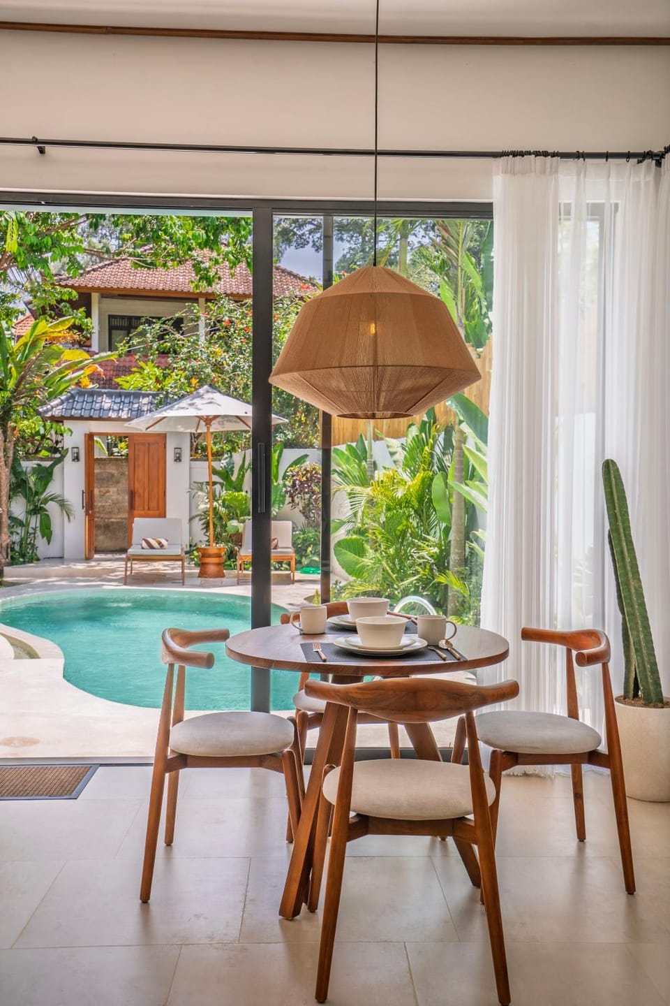Dining area, Pool view