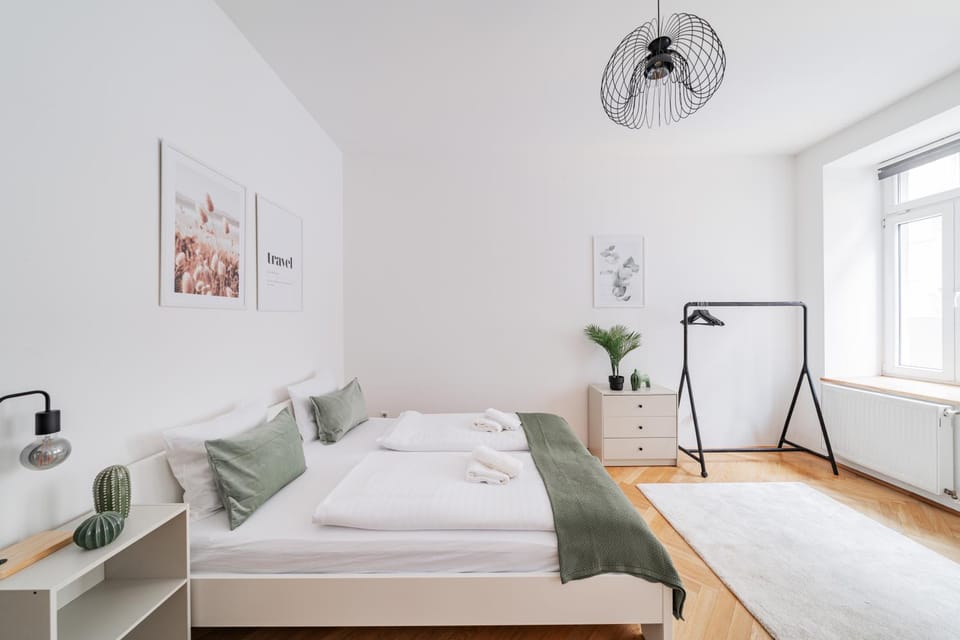Bed, towels