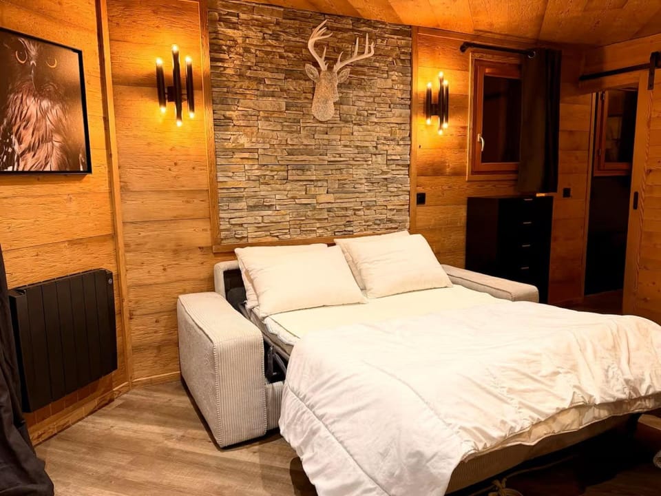 Bed, Living room, Photo of the whole room, Seating area, Bedroom
