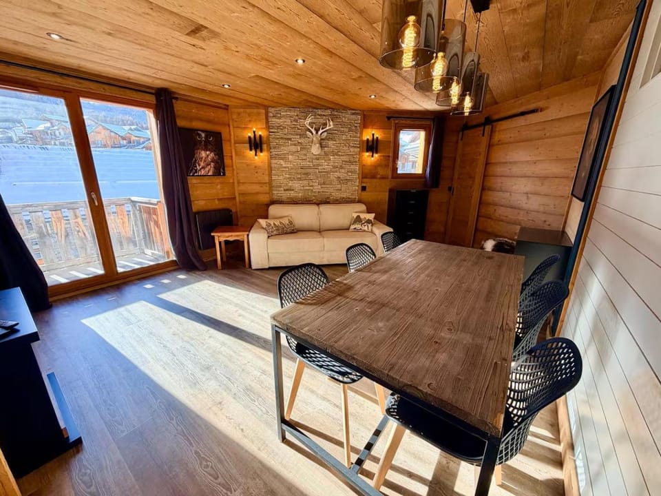 Natural landscape, Living room, Seating area, Dining area, Mountain view