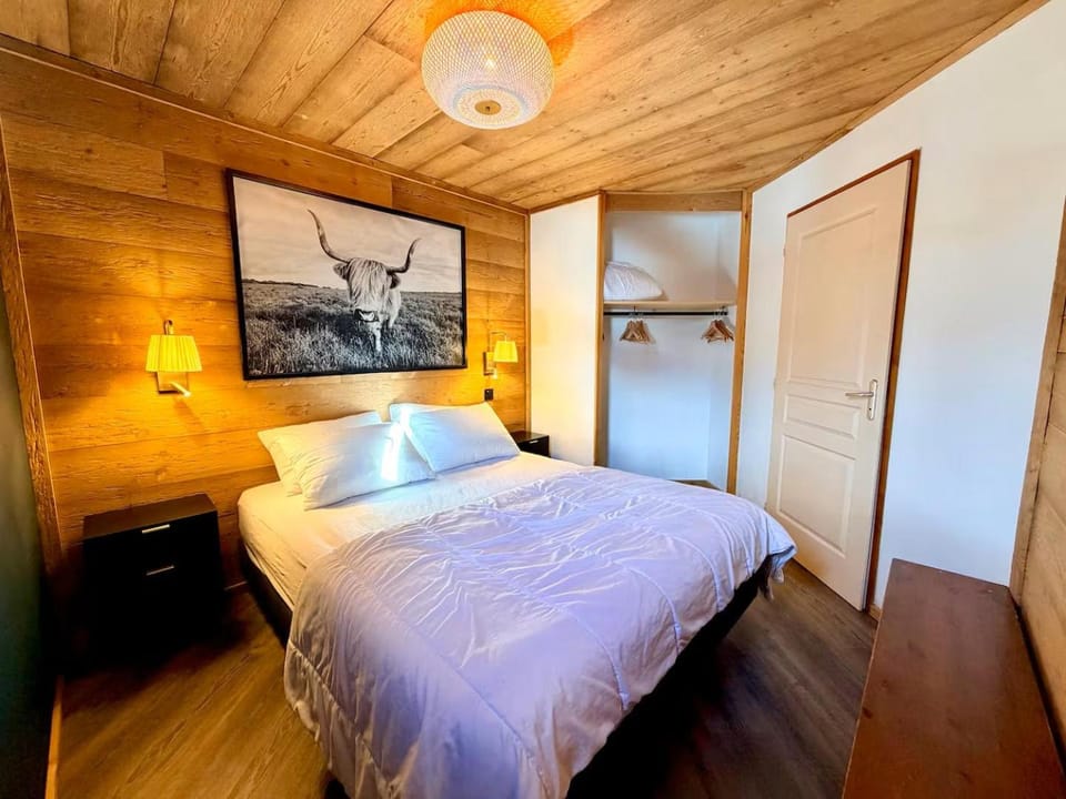 Bed, Photo of the whole room, Bedroom, wardrobe
