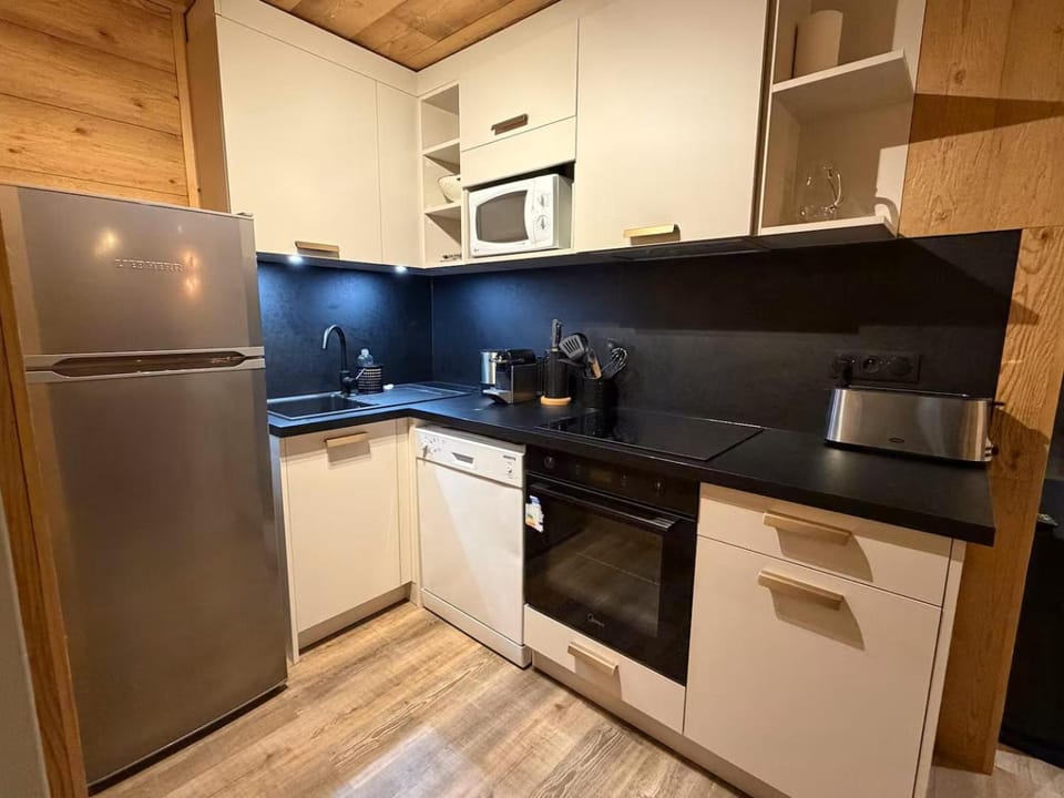 Coffee/tea facilities, Kitchen or kitchenette, dishwasher, oven, stove, toaster