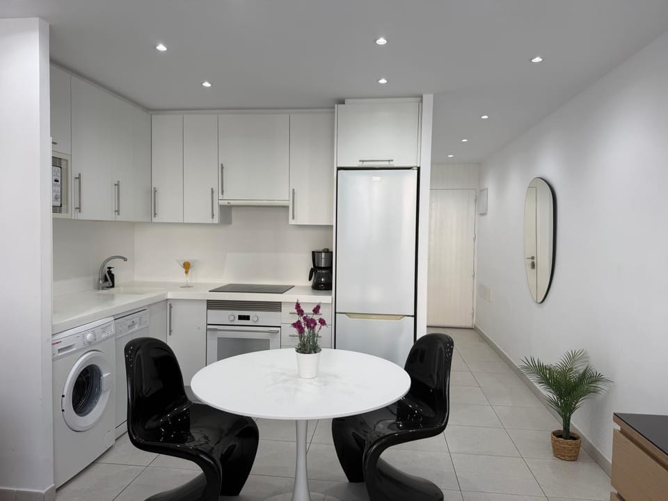 Kitchen or kitchenette, Dining area, dishwasher, oven, washing machine
