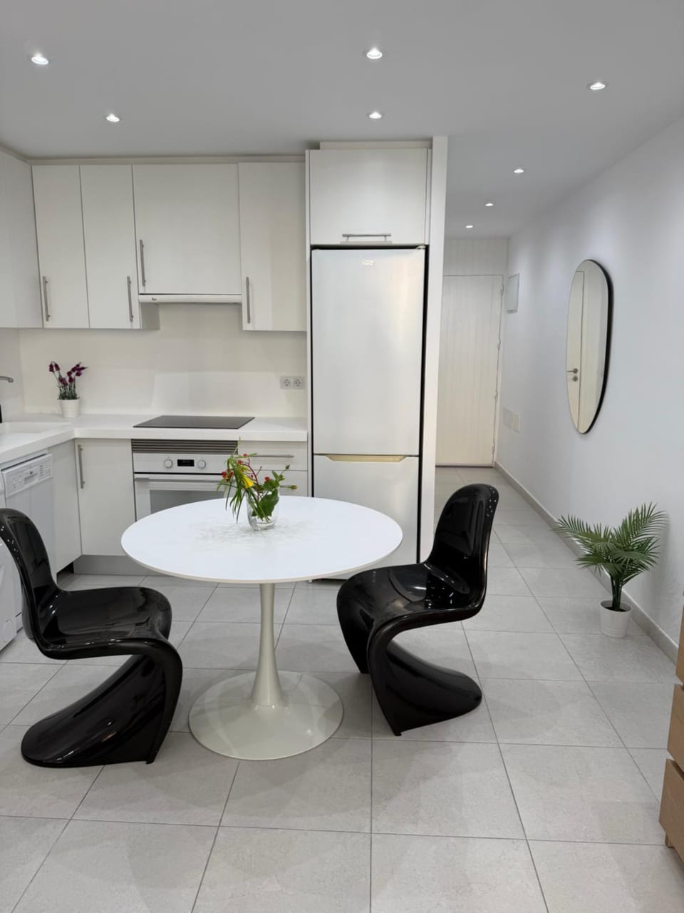 Kitchen or kitchenette, Dining area