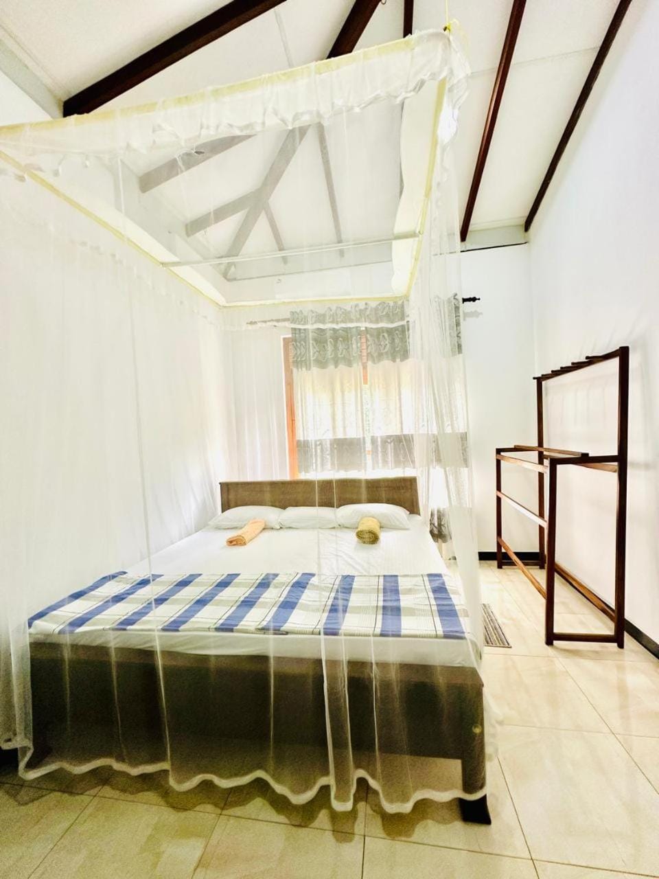 Bed, Bedroom, towels, air conditioner