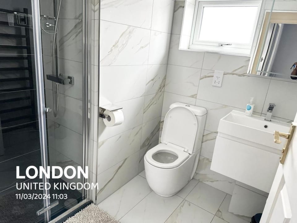 4 Bed House-Garden-Parking-15 min Elizabeth Line House in Ilford