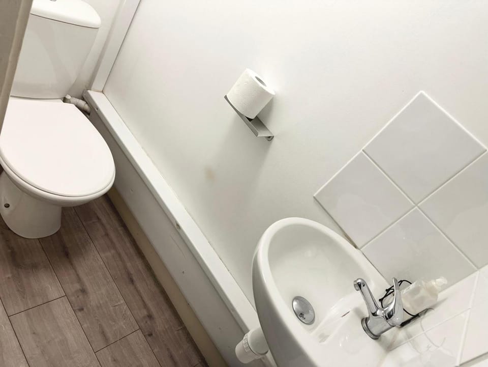 4 Bed House-Garden-Parking-15 min Elizabeth Line House in Ilford