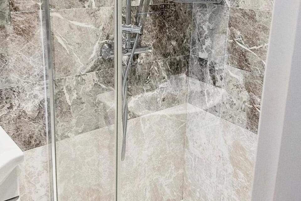 4 Bed House-Garden-Parking-15 min Elizabeth Line House in Ilford