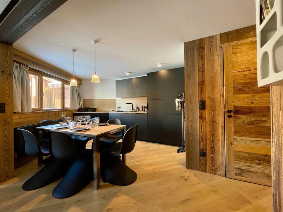 Kitchen or kitchenette, Dining area, stove