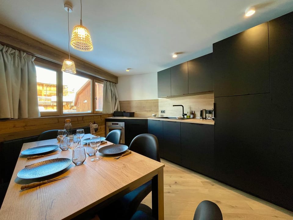Coffee/tea facilities, Dining area, stove, toaster