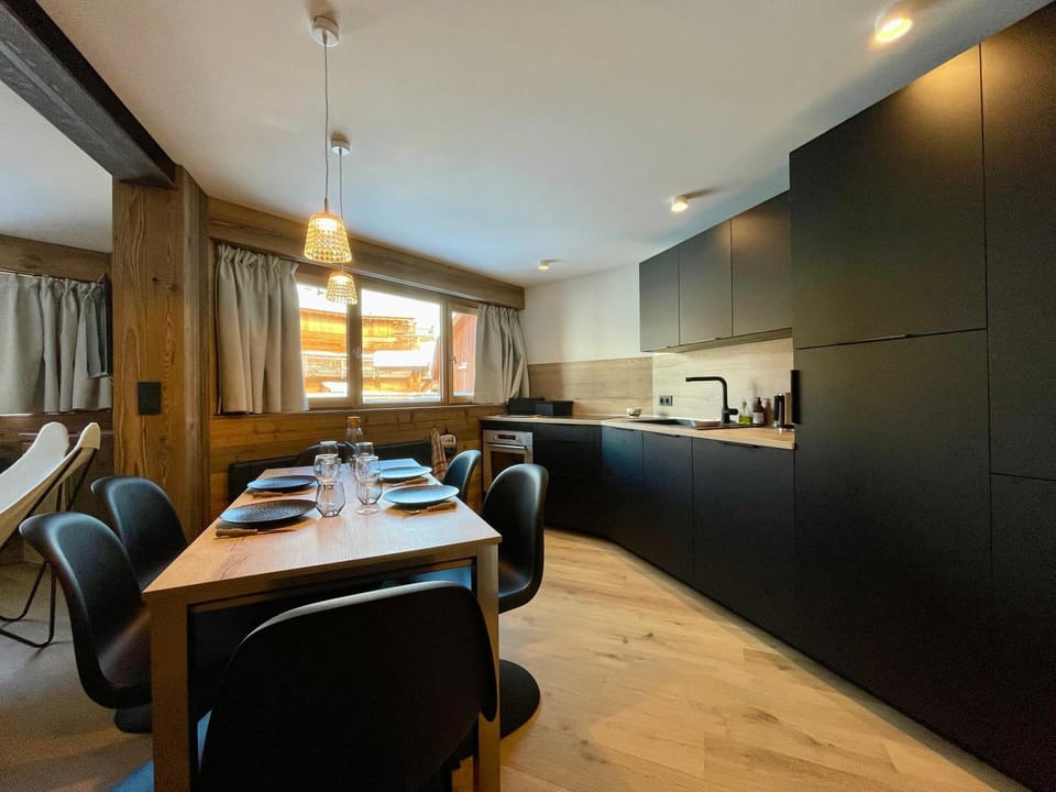 Kitchen or kitchenette, Seating area, Dining area, stove
