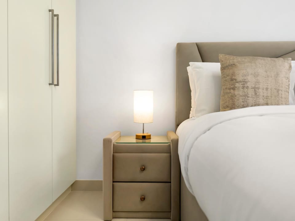 Luxury Downtown Dubai Apartment - 5 Mins Walk to Burj, Opera, Dubai Mall, Sleep 1-10 Apartment in Dubai