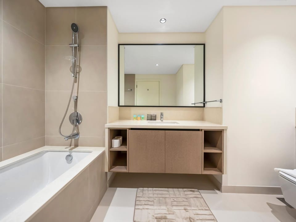Luxury Downtown Dubai Apartment - 5 Mins Walk to Burj, Opera, Dubai Mall, Sleep 1-10 Apartment in Dubai