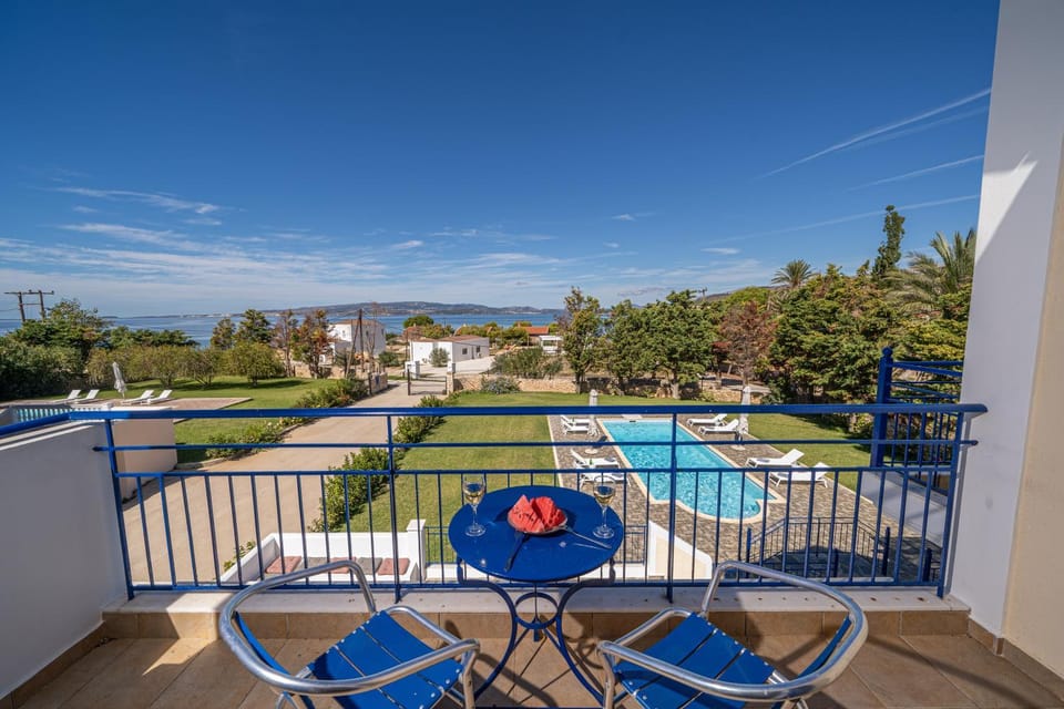 Patio, Day, View (from property/room), Balcony/Terrace, Pool view, Swimming pool, sunbed