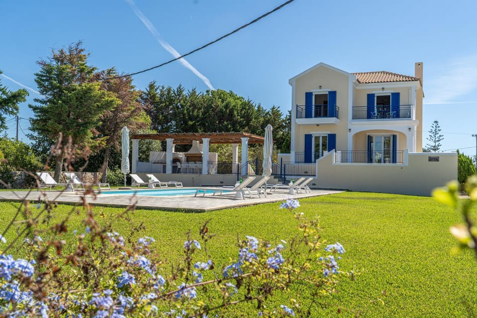 Property building, Spring, Day, Natural landscape, Garden, Garden view, Pool view, Swimming pool, sunbed