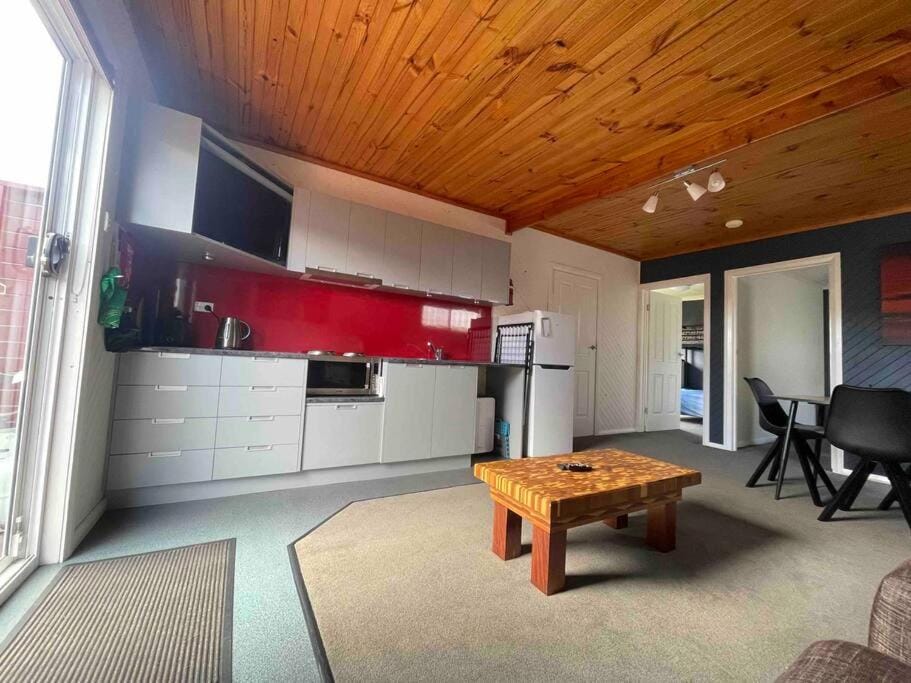 Ocean Air Retreat & Studio House in Tasmania