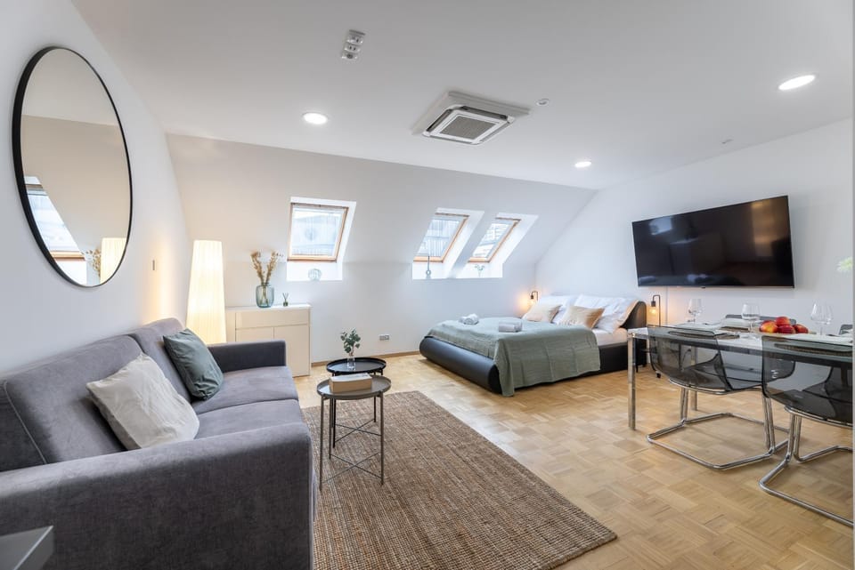 KIP Old Town Modern Studio with Parking & AC by EasyBNB Premium Apartment in Prague