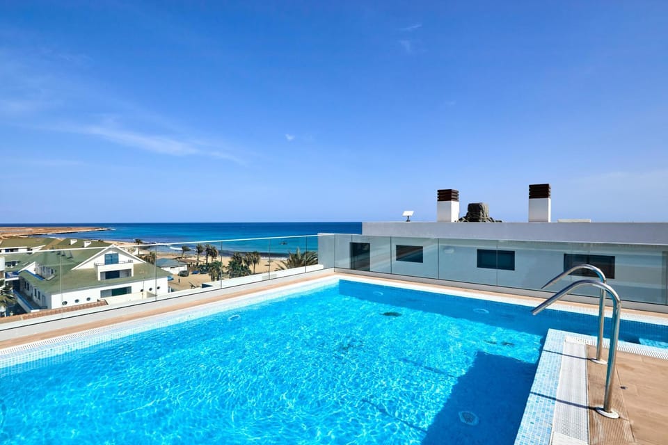 Property building, Natural landscape, View (from property/room), Balcony/Terrace, Pool view, Sea view, Swimming pool, sunbed