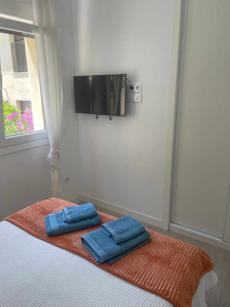 Bed, TV and multimedia, Photo of the whole room, Bedroom, towels