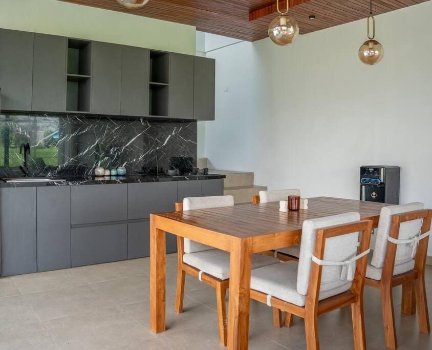 Kitchen or kitchenette, Dining area